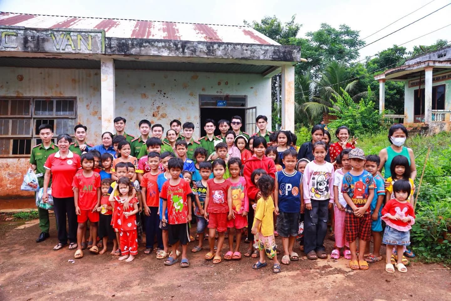 Đem niềm vui đến các em thiếu nhi có hoàn cảnh khó khăn