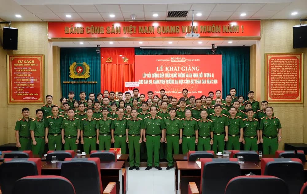  Khai giảng lớp bồi dưỡng kiến thức quốc phòng và an ninh cho cán bộ, giảng viên Nhà trường