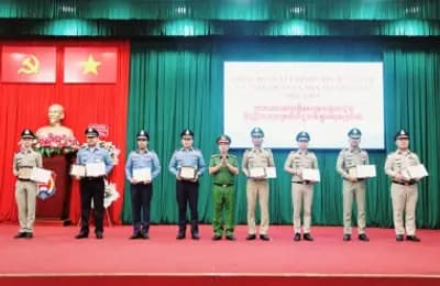 Bế giảng lớp Bồi dưỡng nghiệp vụ và khai giảng Lớp Tiếng Việt, khóa 7 cho cán bộ Bộ Nội vụ Campuchia