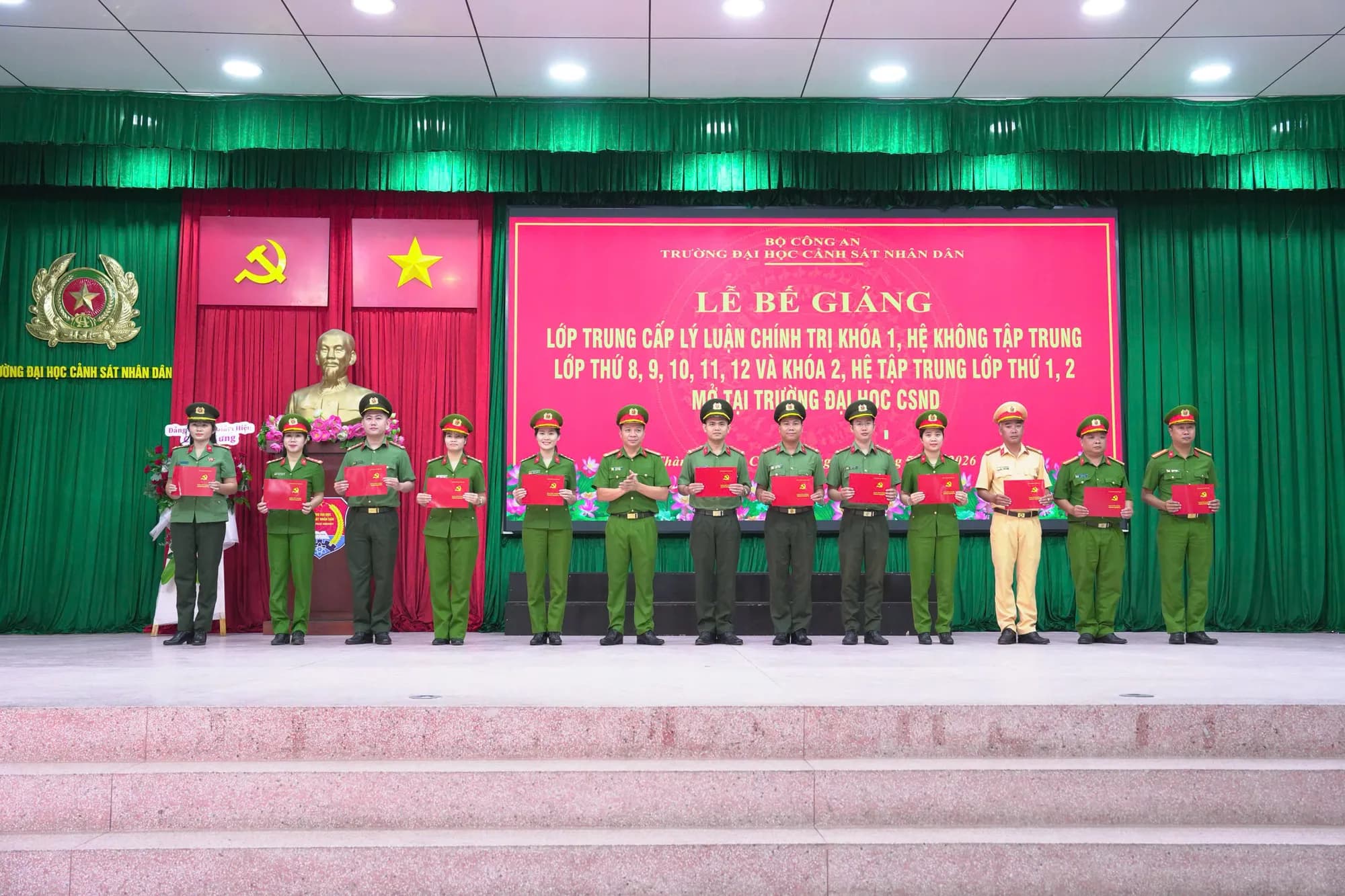 Bế giảng các lớp Trung cấp lý luận chính trị mở tại Trường
