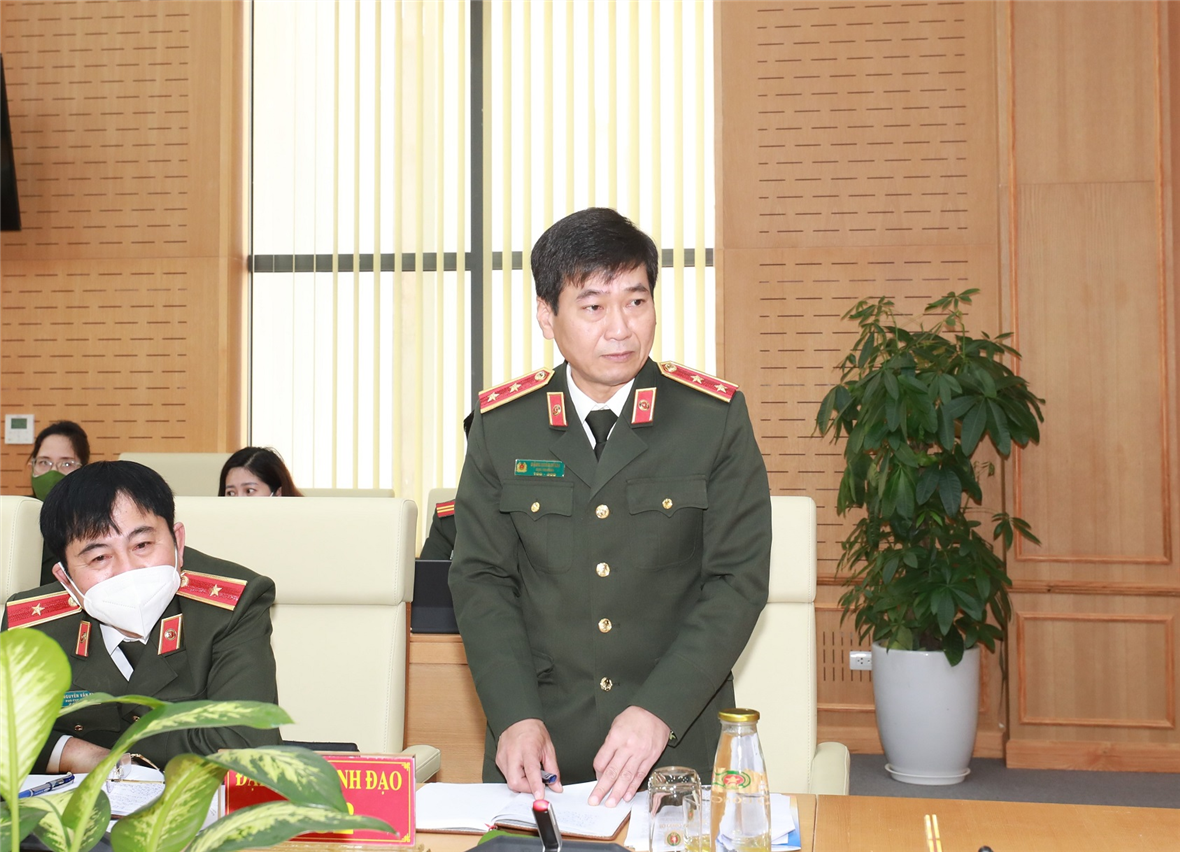 Trung tướng Đặng Xuân Hồng, Cục trưởng Cục Đối ngoại báo cáo tại buổi làm việc