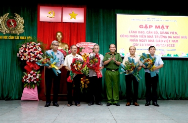 Ban Giám hiệu gặp mặt cán bộ hưu trí nhân kỷ niệm 40 năm Ngày Nhà giáo Việt Nam