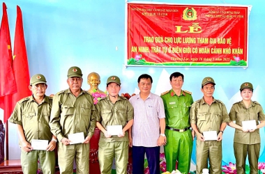 Thăm hỏi, tặng quà hỗ trợ cho thành viên lực lượng tham gia bảo vệ an ninh, trật tự ở cơ sở xã Thường Lạc, huyện Hồng Ngự, tỉnh Đồng Tháp