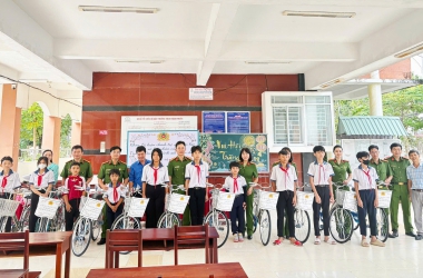 Đem yêu thương đến với bà con và các em học sinh có hoàn cảnh khó khăn