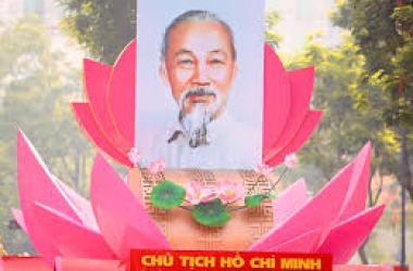 BÁC VẪN CÙNG CHÚNG CHÁU HÀNH QUÂN