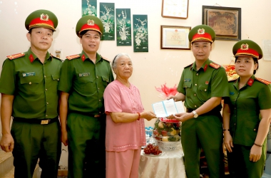 Trao tặng sổ tiết kiệm cho gia đình nhà giáo Huỳnh Tuấn Thành