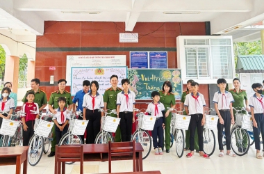 Đem yêu thương đến với bà con và các em học sinh có hoàn cảnh khó khăn 