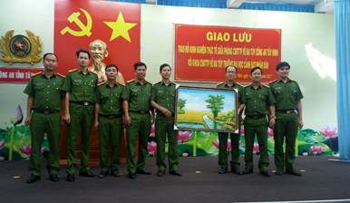 Sinh viên chuyên ngành cảnh sát điều tra tội phạm về ma túy kiến tập tại công an tỉnh Tây Ninh