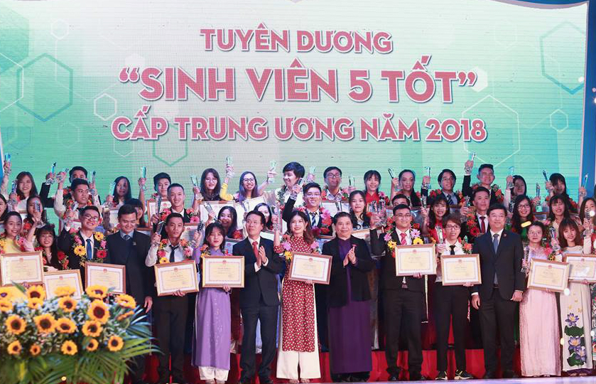 Tuyên dương “Sinh viên 5 tốt” và trao Giải thưởng “Sao tháng Giêng” năm 2018