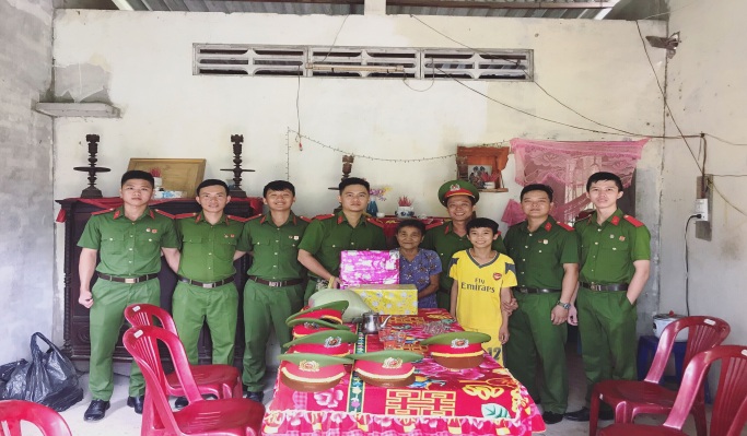 Đoàn sinh viên tình nguyện đến thăm và tặng quà cho gia đình chính sách tại tỉnh Bến Tre
