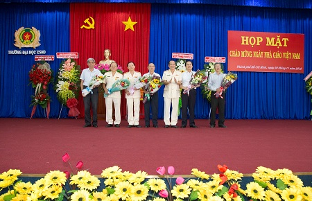 Họp mặt kỷ niệm 37 năm Ngày Nhà giáo Việt Nam