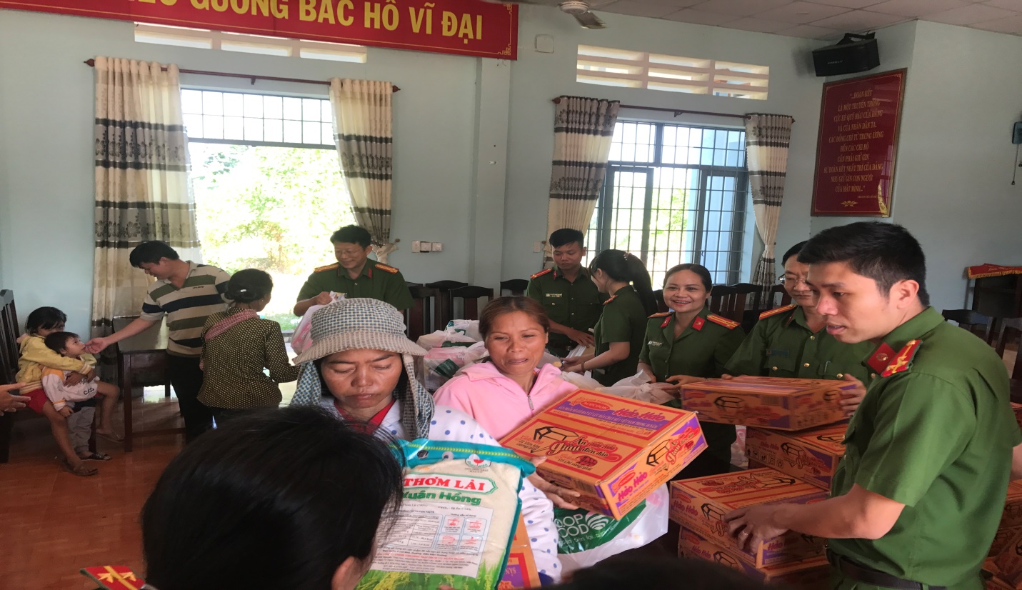 Thăm và tặng quà đồng bào S’tiêng tại Huyện Lộc Ninh, tỉnh Bình Phước