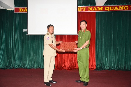 Bế giảng 2 khóa Bồi dưỡng nghiệp vụ cho cán bộ Bộ nội vụ Vương quốc Campuchia