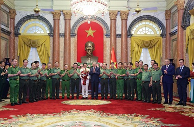 Phát huy truyền thống vẻ vang của QĐND, CAND anh hùng, xứng đáng là người chỉ huy tài năng, mẫu mực