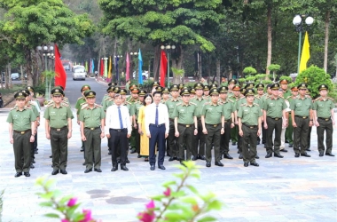 Đoàn đại biểu Đảng ủy Công an Trung ương, lãnh đạo Bộ Công an dâng hương tri ân các Anh hùng liệt sĩ tại Ban An ninh Trung ương Cục miền Nam