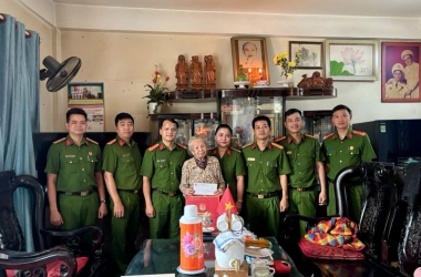 Ấm áp chương trình thăm hỏi các gia đình cố lãnh đạo Trường Đại học Cảnh sát nhân dân