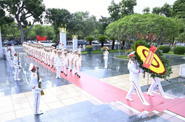 Đoàn đại biểu Đảng ủy Công an Trung ương, Bộ Công an tưởng niệm các Anh hùng liệt sĩ và vào Lăng viếng Chủ tịch Hồ Chí Minh