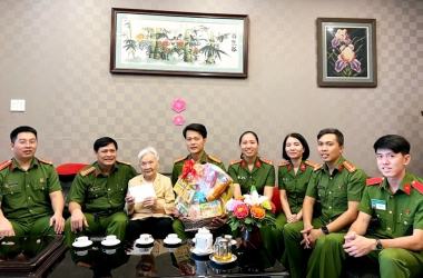 Thăm hỏi, tặng quà mẹ Việt Nam anh hùng nhân dịp tết Giáp Thìn năm 2024