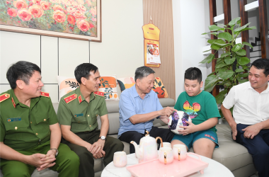 Bộ trưởng Tô Lâm thăm và tặng quà các gia đình thương binh, liệt sĩ