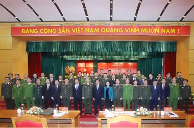 Xứng đáng với danh hiệu CAND Việt Nam anh hùng của dân tộc Việt Nam anh hùng