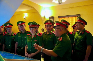 Hành trình về Địa chỉ đỏ