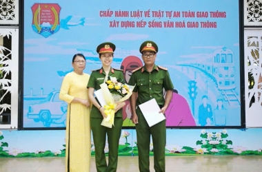 Tuyên truyền pháp luật giao thông cho các em học sinh Trường tiểu học Lê Văn Thọ, phường Tân Thới Hiệp, TP. Hồ Chí Minh