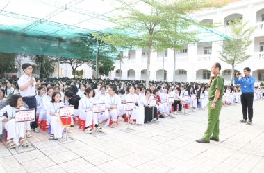 Tuyên truyền phòng, chống tác hại ma túy cho các em học sinh Trường Trung học phổ thông chuyên Hoàng Lê Kha