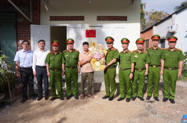 Trao tặng nhà tình nghĩa cho cán bộ, chiến sĩ  có hoàn cảnh đặc biệt khó khăn tại tỉnh Tây Ninh