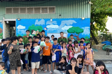 Sẻ chia niềm vui với các em nhỏ lớp học tình thương “Rạch Ông”