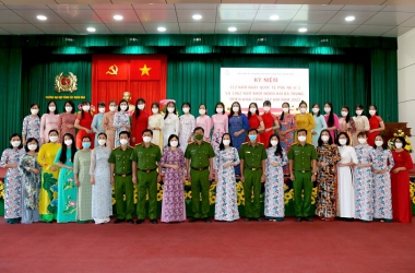 18 hội viên phụ nữ được tặng Kỷ niệm chương Vì sự nghiệp phát triển phụ nữ
