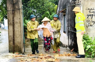 Công an các địa phương căng mình giúp đỡ Nhân dân trong mưa bão