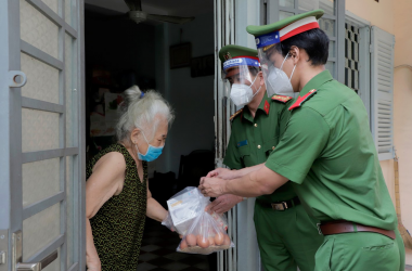 Trường Đại học CSND trao tặng hơn 1000 suất quà cho bà con trên địa bàn Thành phố Hồ Chí Minh