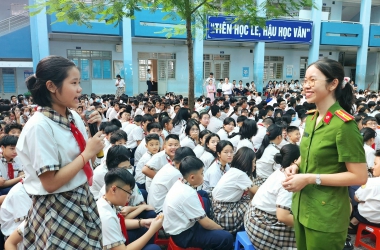 Tuyên truyền pháp luật giao thông cho các em học sinh trường THCS Huỳnh Tấn Phát