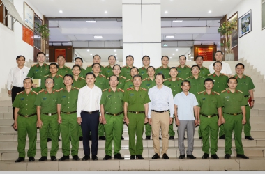 Đồng chí Vũ Hồng Văn - Bí thư tỉnh ủy, Trưởng Đoàn Đại biểu Quốc hội tỉnh Đồng Nai thăm, chúc mừng Trường Đại học CSND nhân kỷ niệm 43 năm Ngày Nhà giáo Việt Nam 20-11