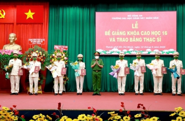 Trao bằng cho 73 tân Thạc sĩ Đại học CSND             