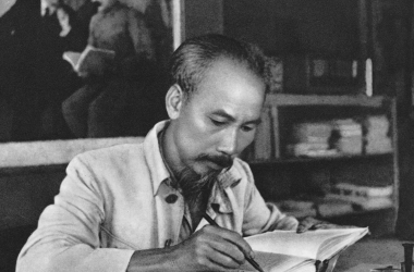 CHỦ TỊCH HỒ CHÍ MINH – NGƯỜI ANH HÙNG VĨ ĐẠI  CỦA DÂN TỘC VIỆT NAM