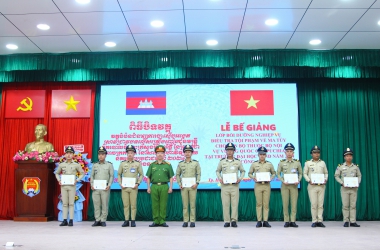 Bế giảng lớp bồi dưỡng nghiệp vụ điều tra tội phạm về ma túy cho cán bộ thuộc Bộ Nội vụ Vương quốc Campuchia