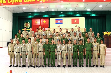 Bế giảng lớp Bồi dưỡng nghiệp vụ cho cán bộ thuộc Bộ Nội vụ Vương quốc Campuchia