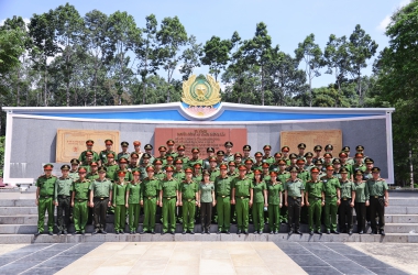 Phòng QLĐT&BDNC tổ chức hoạt động về nguồn, sinh hoạt chính trị nhân kỷ niệm 136 năm ngày sinh Chủ tịch Hồ Chí Minh
