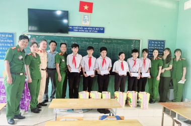 Học viên Trung đội VB8T - T05 (QLHC1) đem niềm vui đến với các em học sinh vùng biên giới