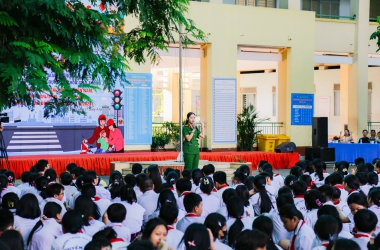 Tuyên truyền pháp luật giao thông cho các em học sinh Trường THCS Nguyễn Thượng Hiền