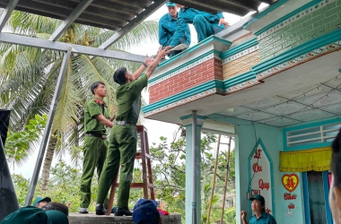 Tuổi trẻ Trường Đại học CSND hỗ trợ khắc phục sự cố nhà ở do lốc xoáy tại xã Bình Ninh, huyện Chợ Gạo, tỉnh Tiền Giang