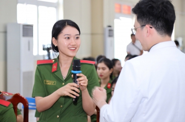 Tư vấn chăm sóc da cho  học viên nữ tham gia diễu binh, diễu hành