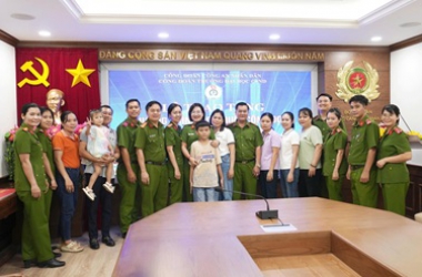 Trao kinh phí hỗ trợ cho các cháu “Con nuôi công đoàn” giai đoạn 2025 - 2028