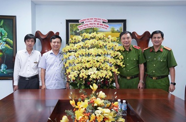 Đảng ủy, Ban Giám hiệu Trường Đại học Tôn Đức Thắng chúc mừng PGS TS, Thiếu tướng Đỗ Anh Tuấn