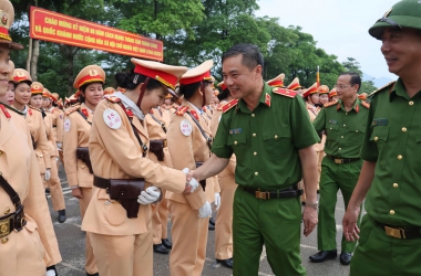Thăm hỏi, tặng quà nữ học viên tham gia diễu binh, diễu hành kỷ niệm 80 năm ngày Cách mạng tháng Tám thành công