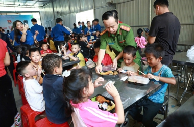 “Đồng hành với học sinh vùng lũ, chắp cánh em tới trường”