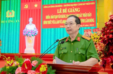 Bế giảng Khoá Đào tạo Văn bằng 2 Đại học CSND hình thức VLVH mở tại Công an tỉnh Lâm Đồng