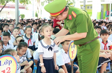 Tuyên truyền pháp luật giao thông cho các em học sinh Trường tiểu học Nguyễn Trãi