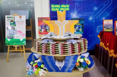 Triển lãm, trưng bày giới thiệu sách chào mừng kỷ niệm 43 năm Ngày Nhà giáo Việt Nam 20/11.